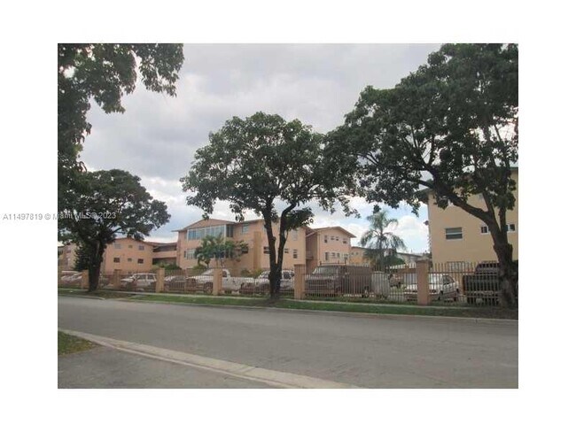 Building Photo - 120 Royal Palm Rd