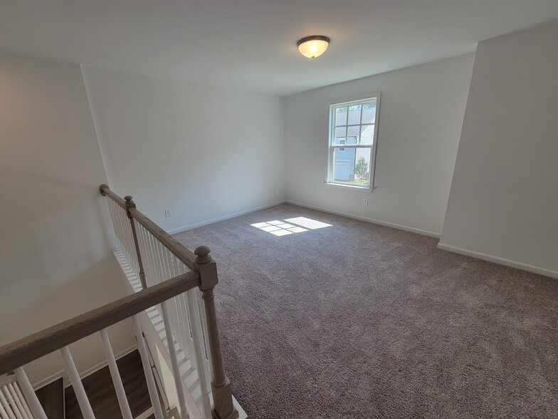 Upstairs Loft Area - 215 Foxhill Dr