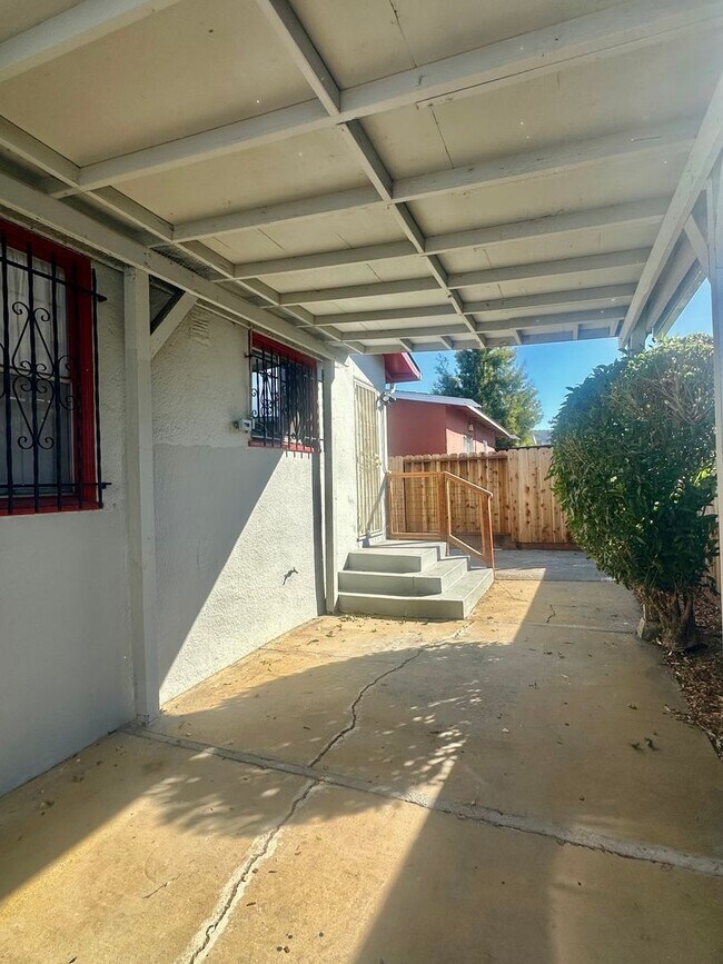 Building Photo - Charming single family home available for ...