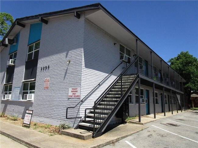 Building Photo - 2206 W Hickory St