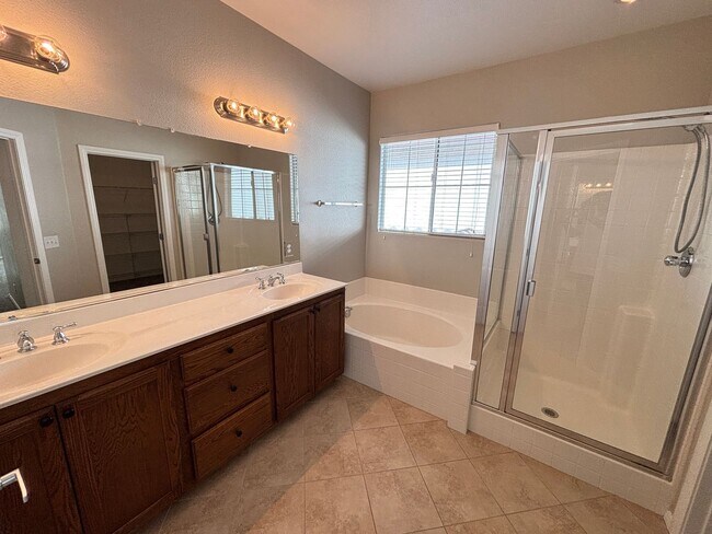 Building Photo - Gorgeous 3Bed/2.5Bath/2Car, 2-Story Home located in Loretta Bay