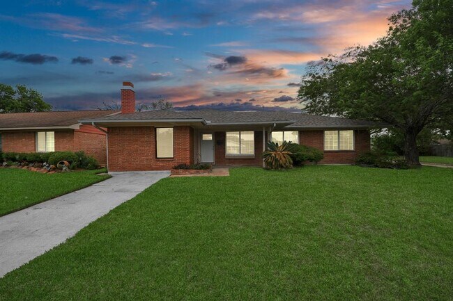 Building Photo - 3111 Tanglebriar Dr