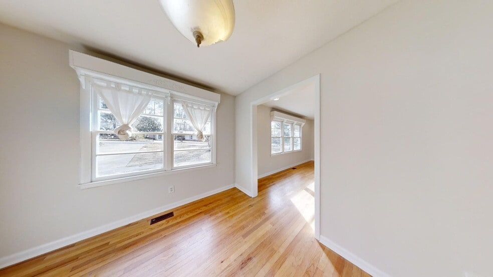 Building Photo - Cute one level home inside the Loop