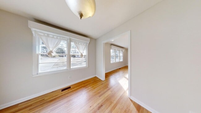 Building Photo - Cute one level home inside the Loop