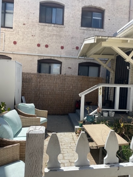 Building Photo - 417 E 7th St