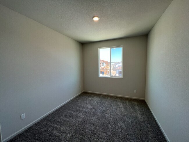 Building Photo - 4-bedroom two story plus a bonus loft!