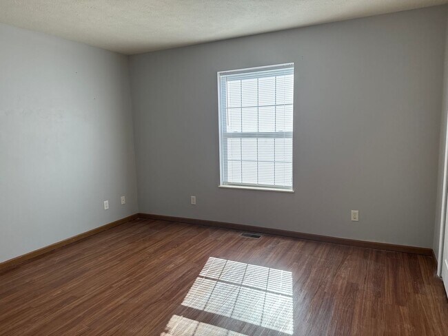 Building Photo - Beautiful 6 BR/4BA home with fenced in yar...