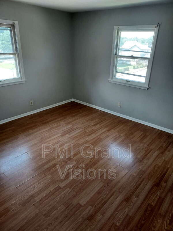 Building Photo - 340 N Monroe St