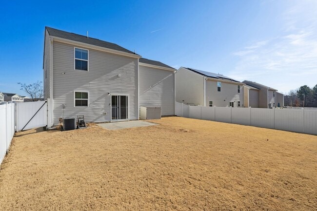 Building Photo - Light and bright 4 bed/ 2,5 bath with fenced back yard and practical glamour!