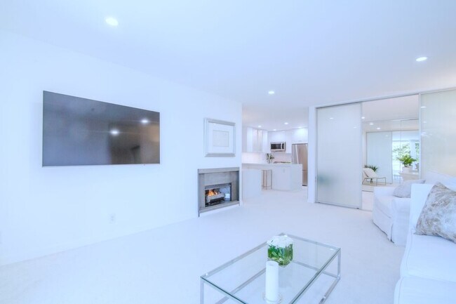 Building Photo - 11645 Montana Ave