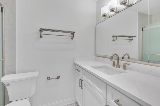 Building Photo - 5445 N Sheridan Rd