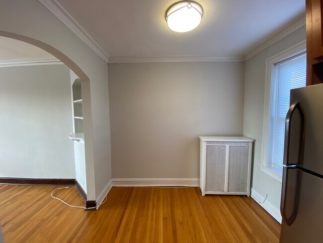 Building Photo - 5542 W Leland Ave