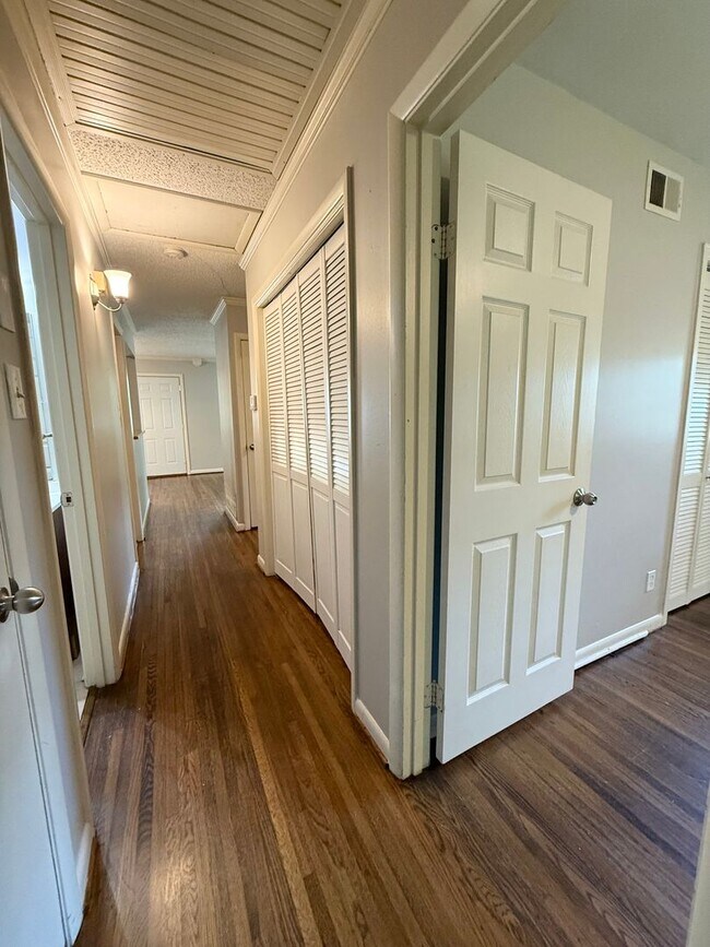 Building Photo - 9115 Oak Grove Ln