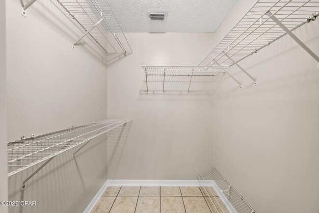 Building Photo - 615 Poinsettia Ct