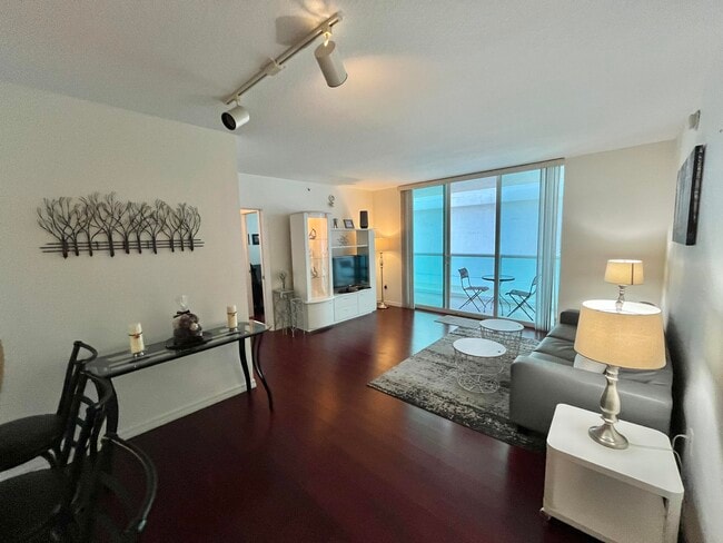 Building Photo - 347 N New River Dr E