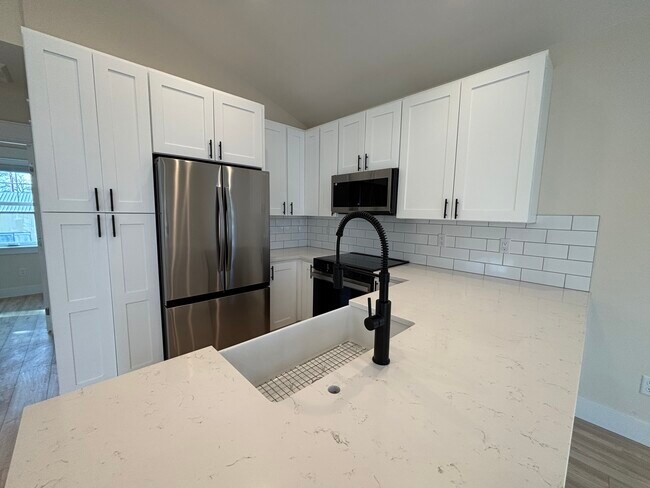 Building Photo - 480 SE Reed Market Rd