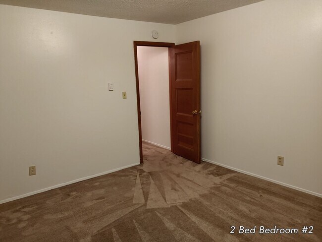 Building Photo - GREAT ground FLOOR pet FRIENDLY  apartment HOME in MT TABOR!