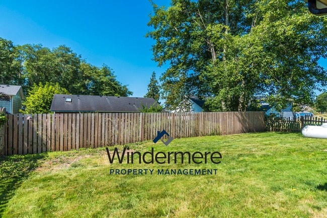 Building Photo - 2 Bed 1 Bath House W/ Garage