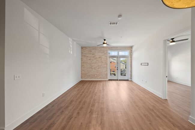 Building Photo - 2 Bedroom Condo Near LSU in a gated community