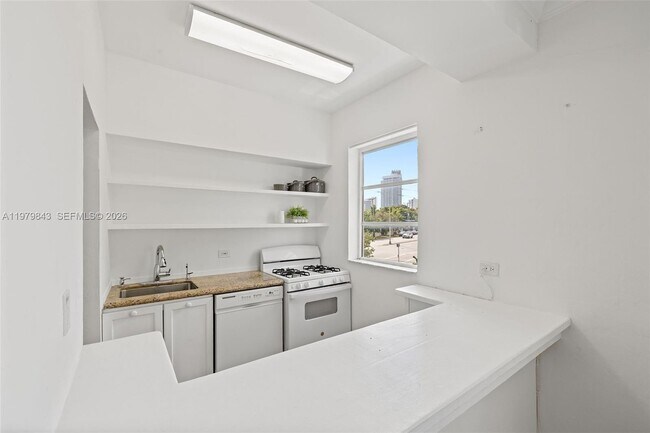 Building Photo - 4710 Pine Tree Dr