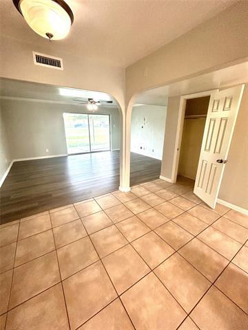 Building Photo - 409 S Holiday Dr