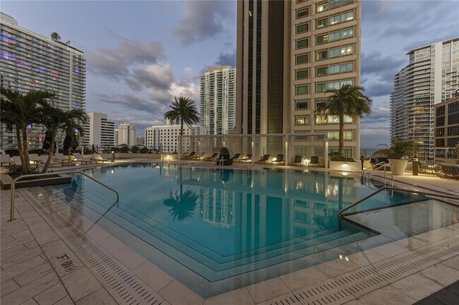 Building Photo - 275 1st Ave S