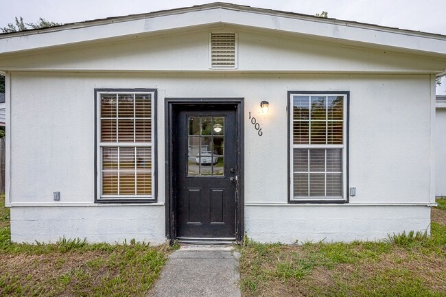 Building Photo - Cute Rental Home