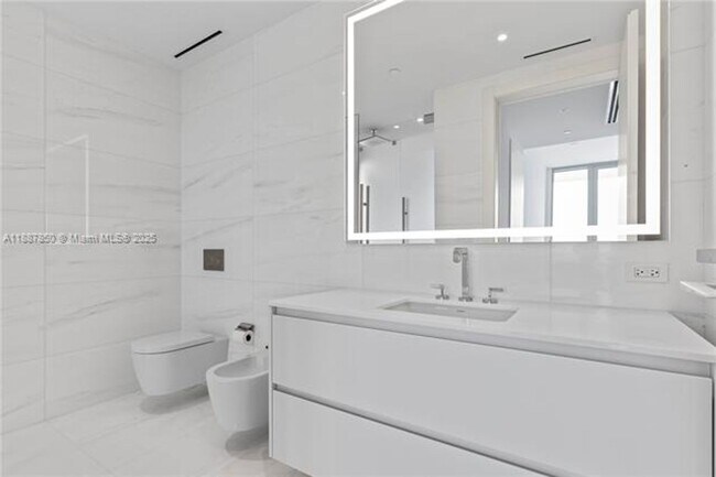 Building Photo - 300 Biscayne Blvd Way