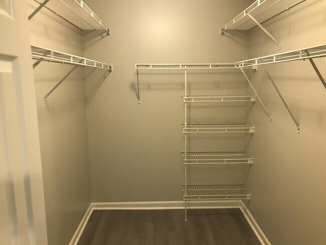 Building Photo - 220 Lake Linden Dr