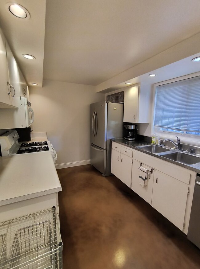 Building Photo - SHORT TERM RENTAL! Fully Furnished and Move In Ready!