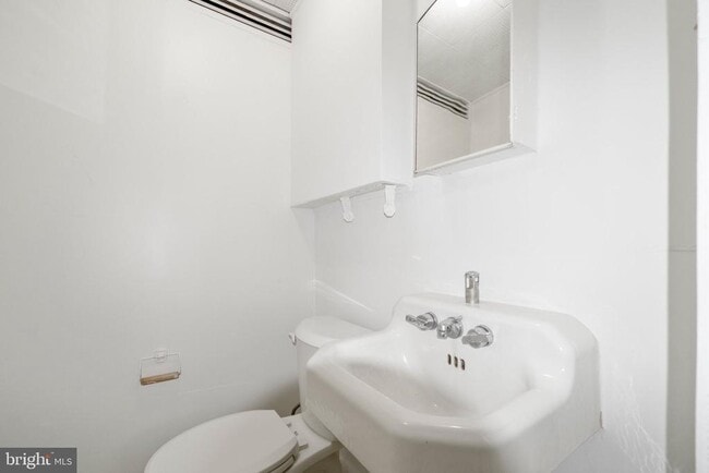 Building Photo - 102 Greenmeadow Dr