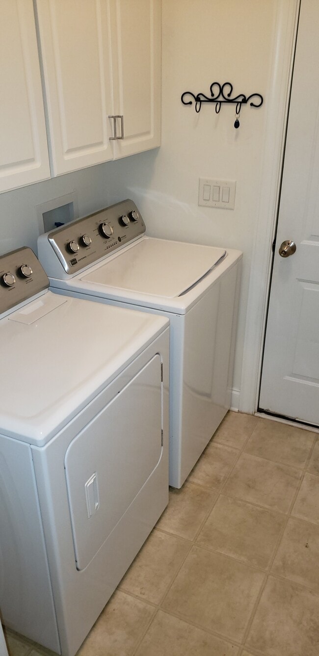 Building Photo - 315 St Nicholas Trail