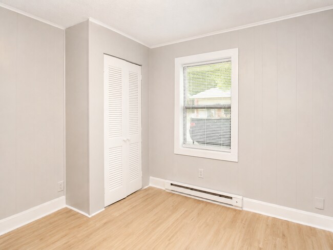 Building Photo - Bright 3-Bedroom Home with Covered Porch, Fireplace & Wooded Backyard