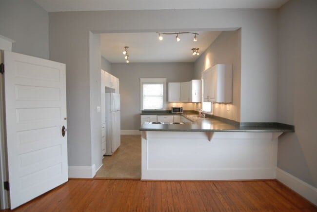 Building Photo - Charming Historical Renovated 3 bedroom 2 ...