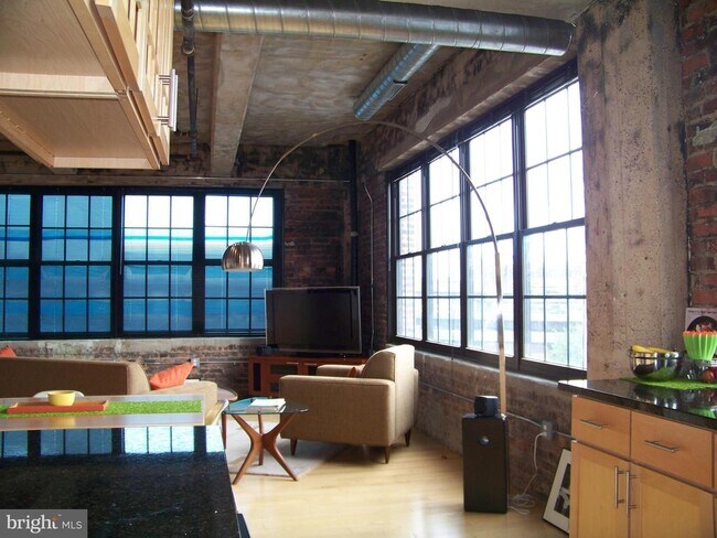 Building Photo - 234 Holliday St