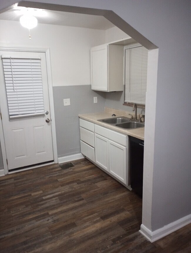 Building Photo - 2807 Sheldon Ave