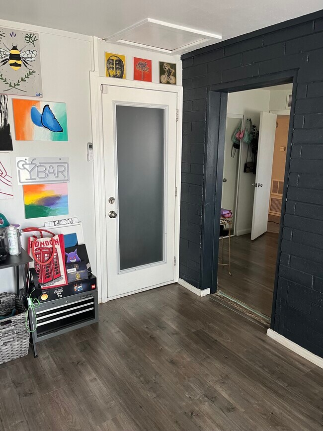 Building Photo - 1506 E Clarendon Ave