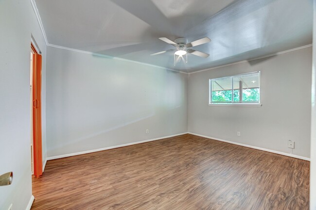 Building Photo - Renovated ALL BILLS PAID 1 bedroom in desi...