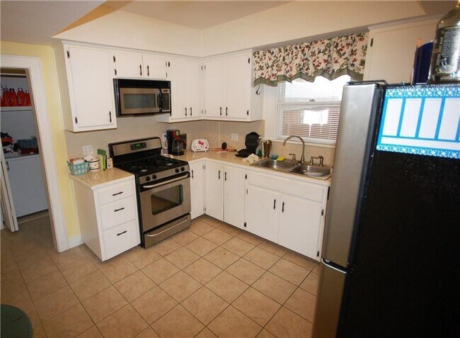 Building Photo - Large 4 Bedroom house with parking in North Campus