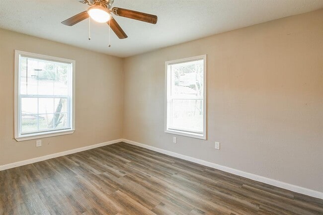 Building Photo - 319 Rustic Dr