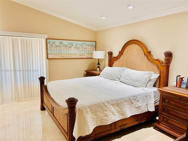 Building Photo - 484 Commodore Cir