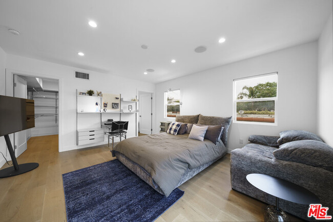 Building Photo - 848 N Las Palmas Ave