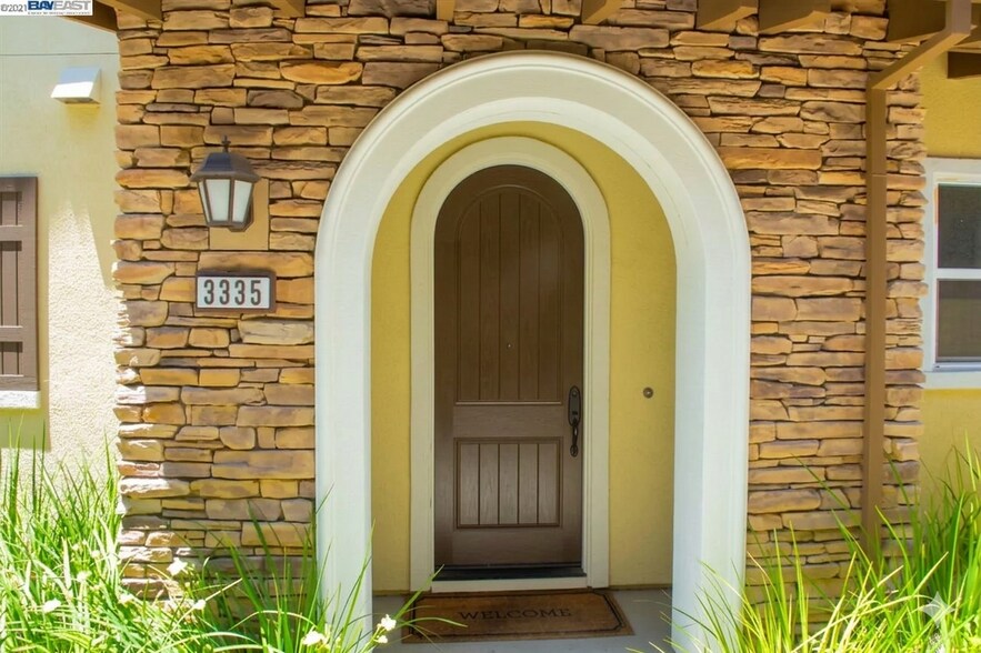 Entrance - 3335 Central Pky