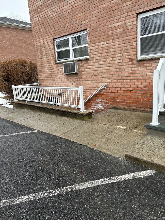 Building Photo - 140 Meyer Oval