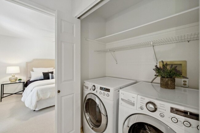 Building Photo - Delightful 3/3bth End-Unit Townhouse in Ce...