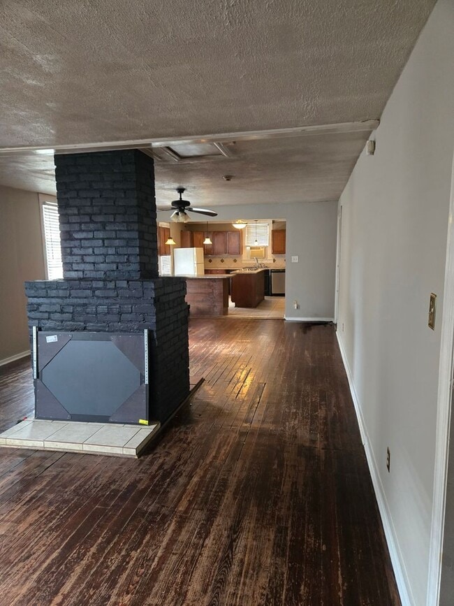 Building Photo - FOR RENT centrally located and convenient to Downtown! Available NOW!