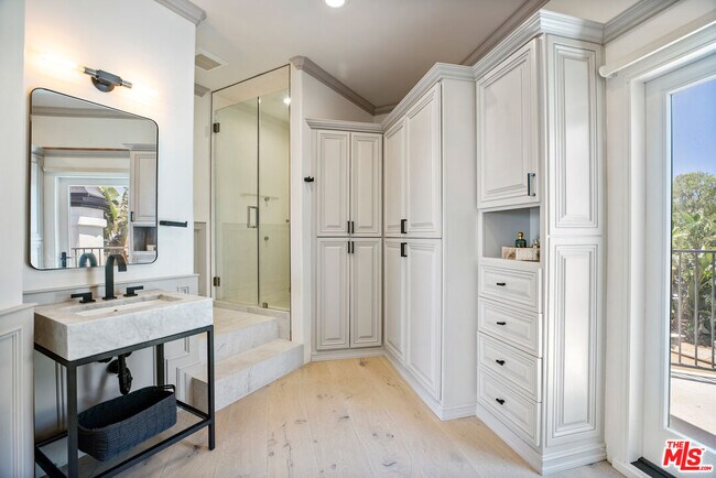 Building Photo - 5868 Zumirez Dr