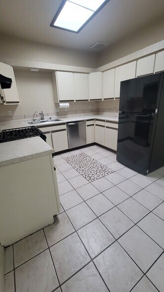 Building Photo - 705 Hellenic Dr