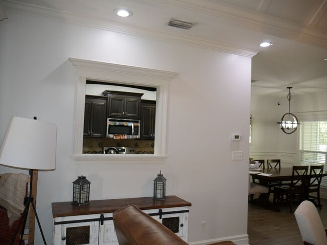 Building Photo - 4 bedroom home in Crestwood S/D