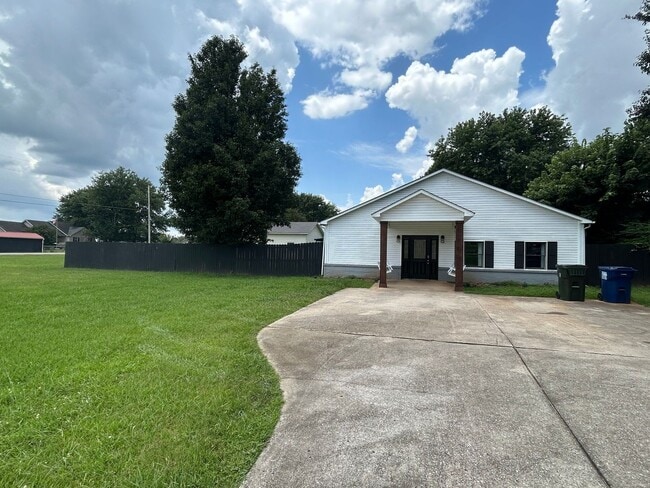 Building Photo - Charming 3 Bedroom, 1 Bath Home – 1,440 Sq...